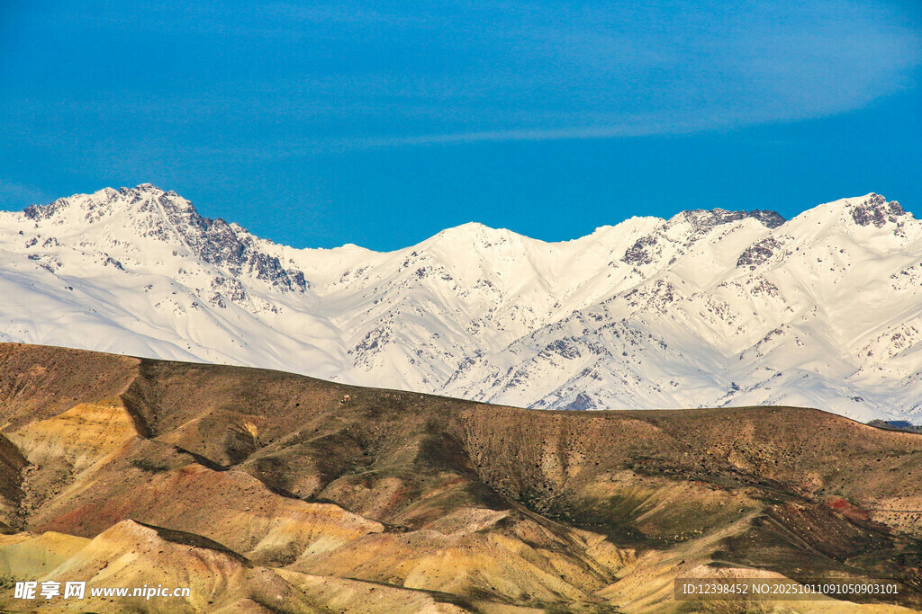 壮丽雪山与多彩地貌景观