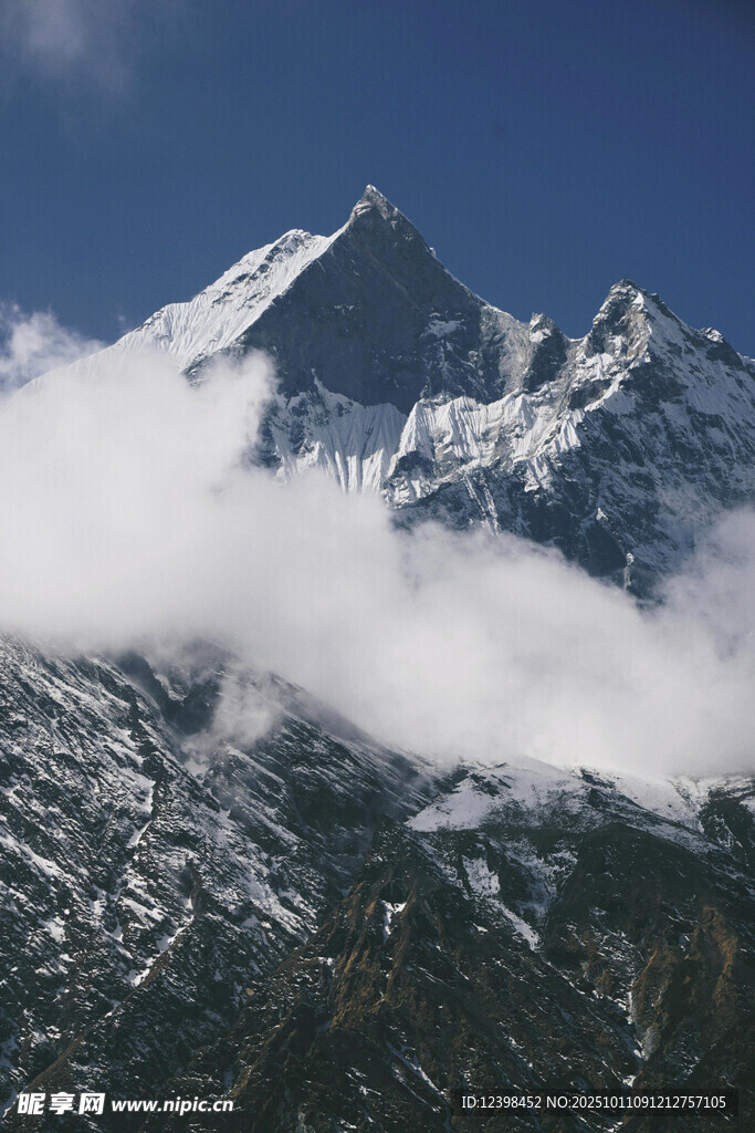 云雾缭绕的巍峨雪山