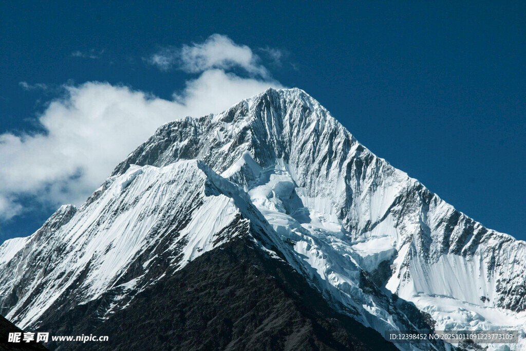 巍峨雪山