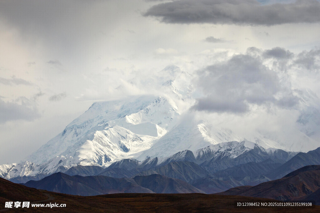 壮丽雪山云雾缭绕美景