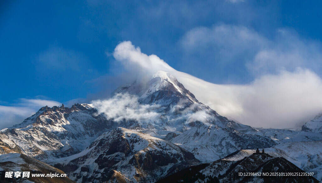 巍峨雪山映蓝天