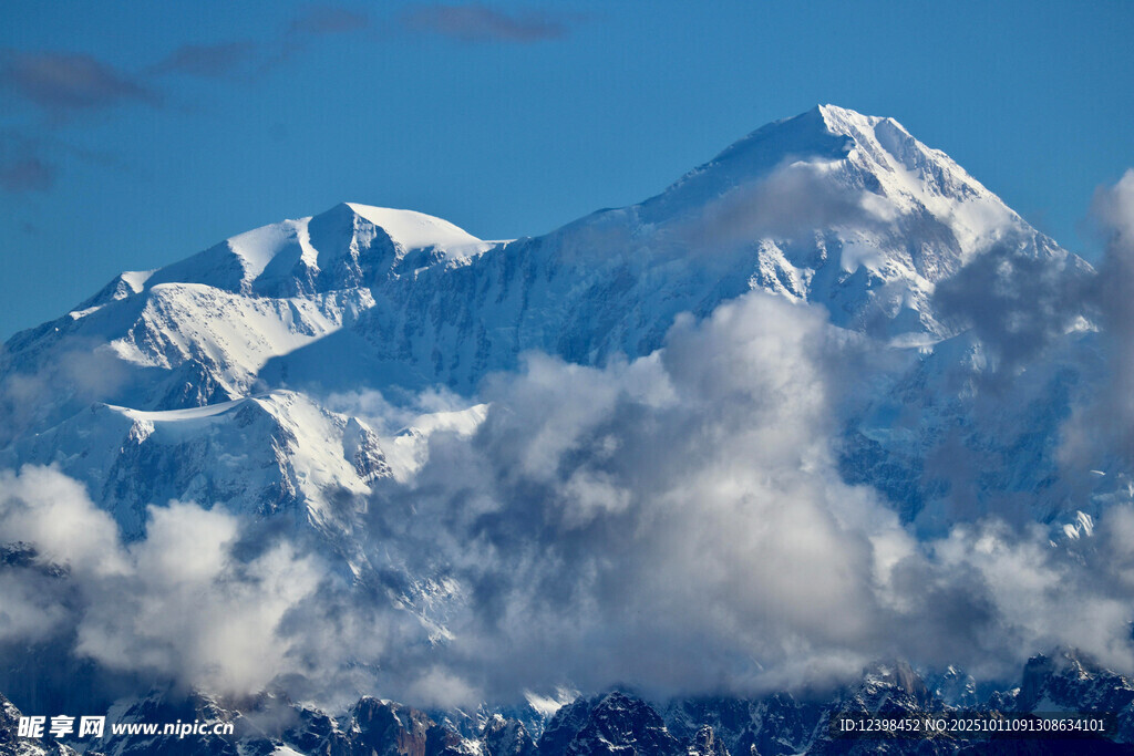 壮丽雪山云海景观