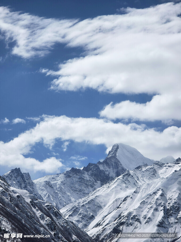 壮丽雪山蓝天白云美景
