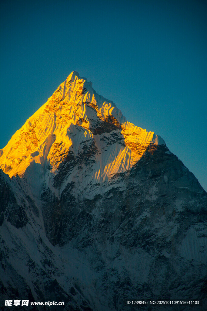 日照金山壮丽雪山美景