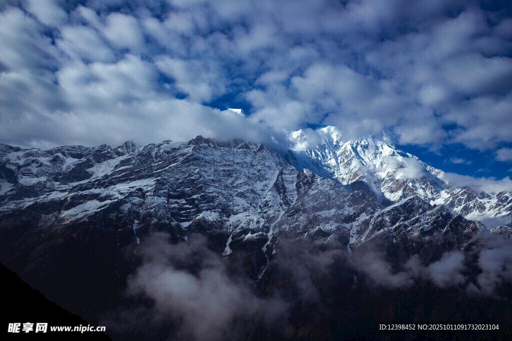 雪山云海壮丽自然景观