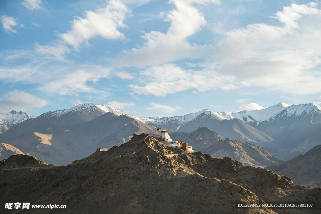 壮丽山景中的神秘建筑