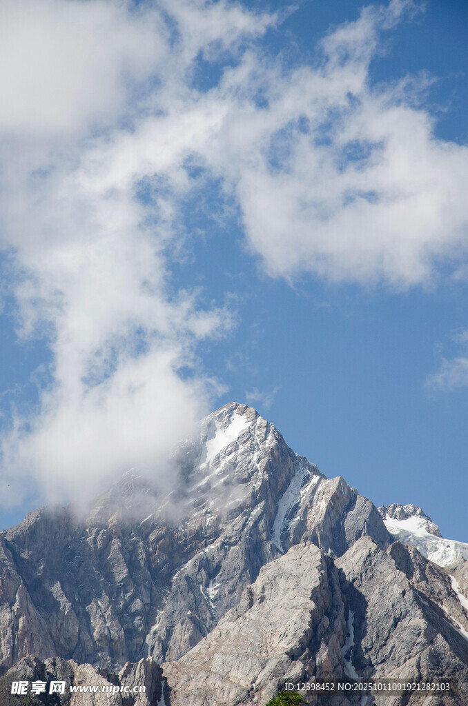 巍峨雪山与飘云美景