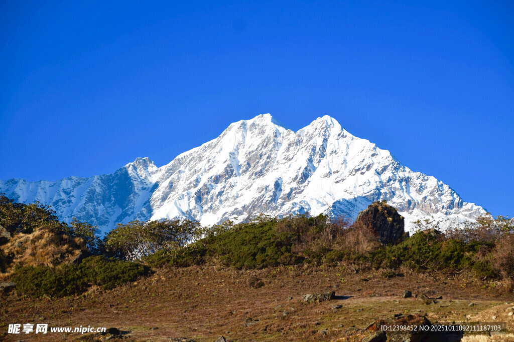 巍峨雪山壮丽风光