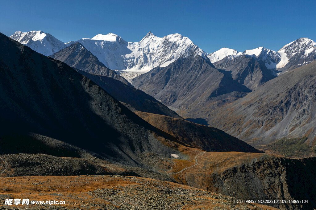 壮丽雪山山谷风光