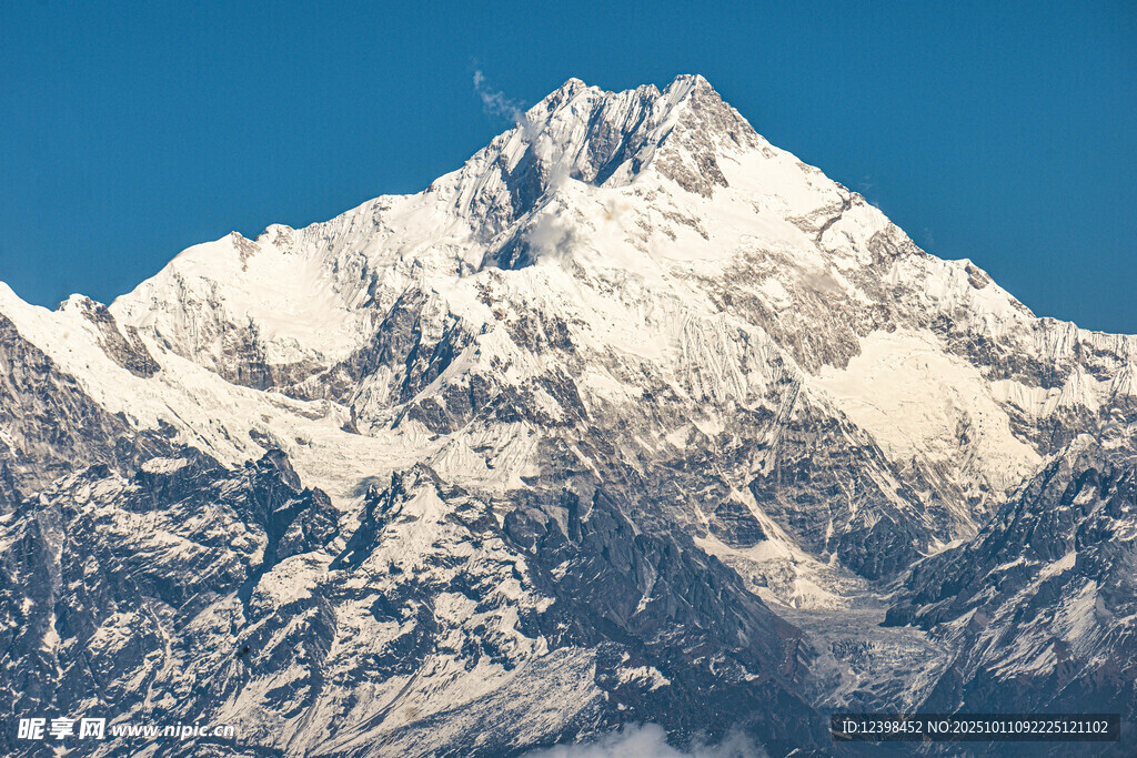 巍峨雪山壮丽景致