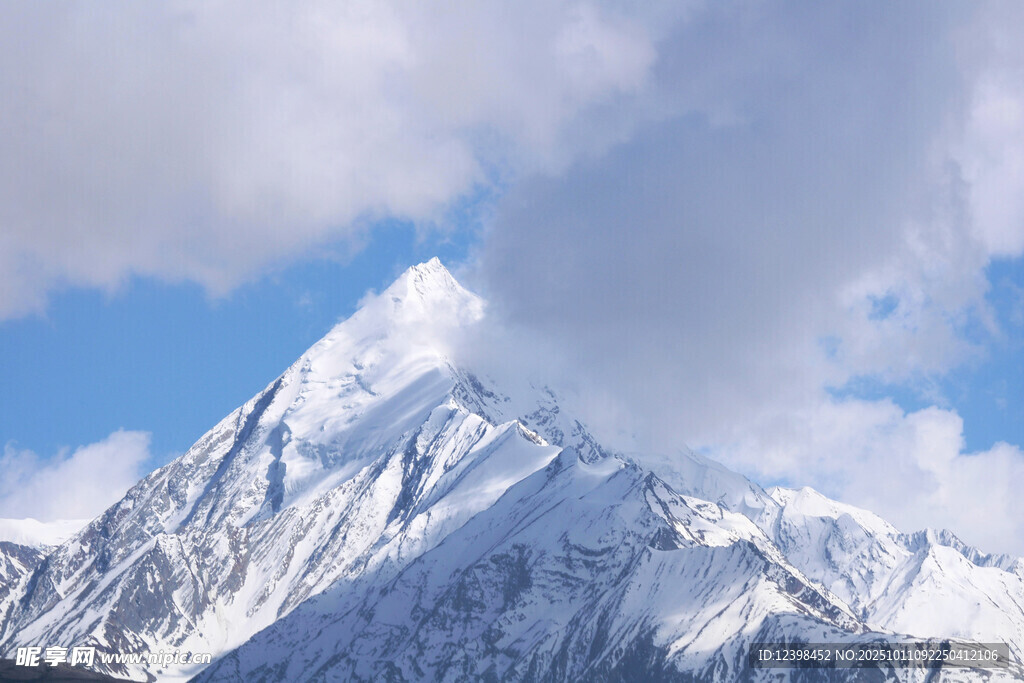 巍峨雪山映蓝天