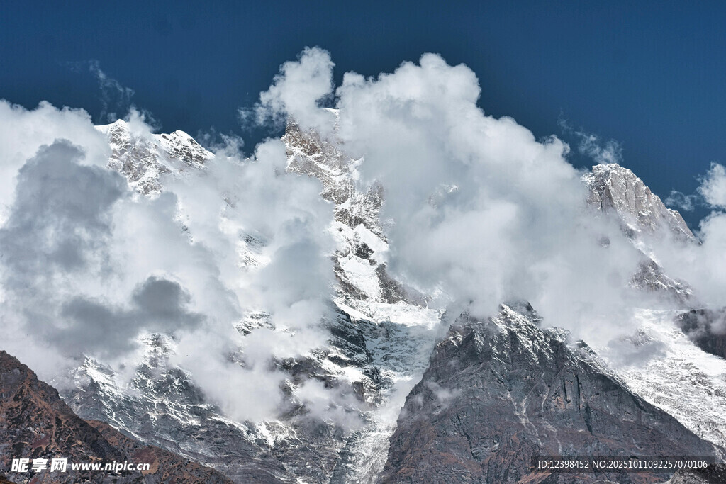 巍峨雪山云雾缭绕
