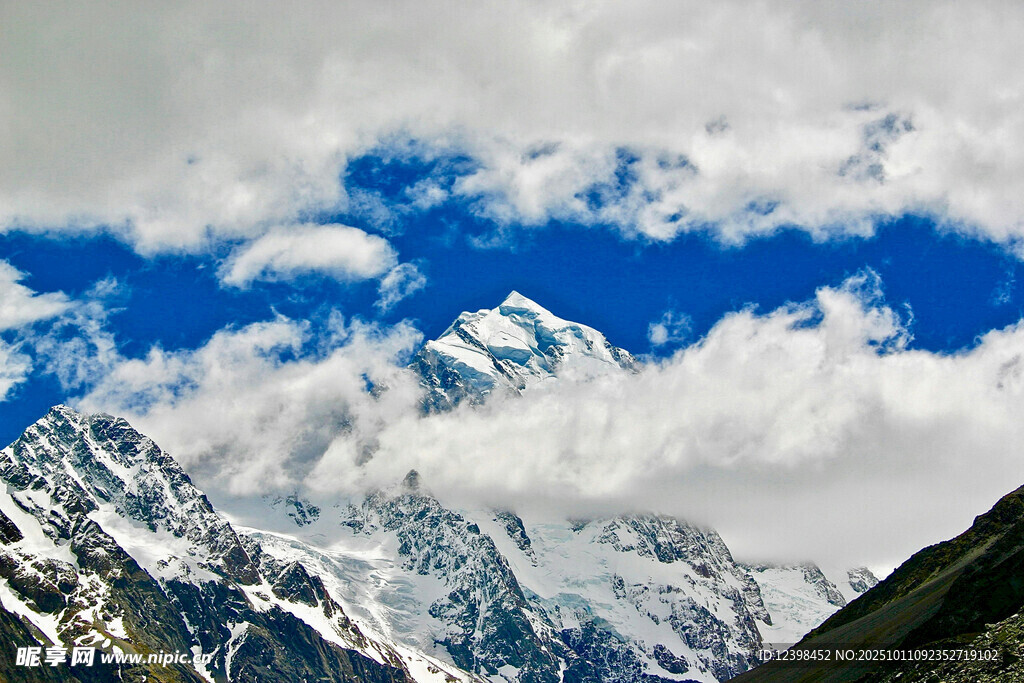 壮丽雪山与蓝天白云美景