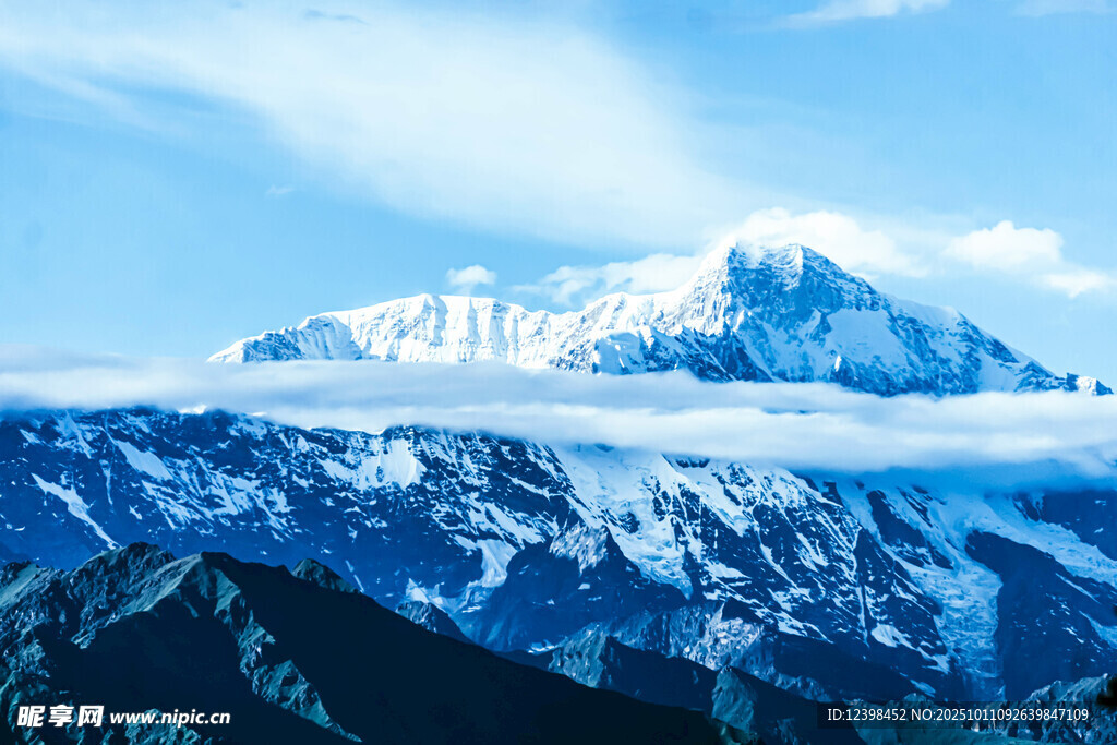 壮丽雪山云海景观