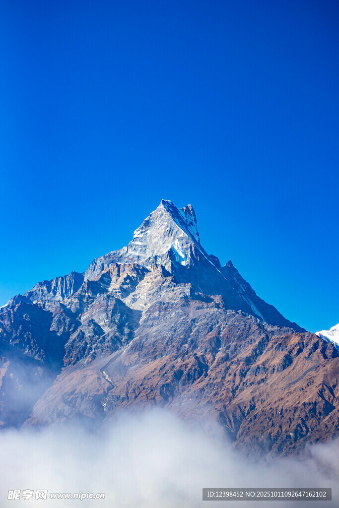 巍峨雪山耸立于云海之上