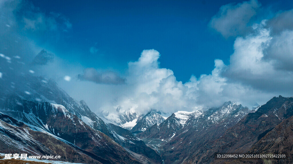壮丽雪山蓝天白云景观