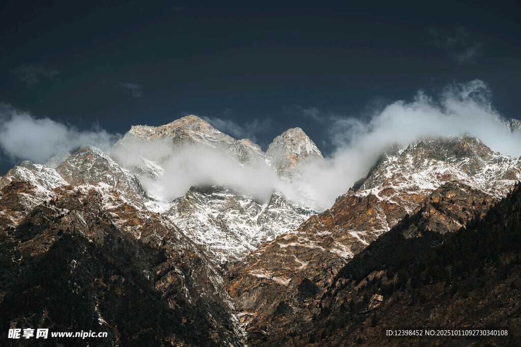 壮丽雪山云海景观