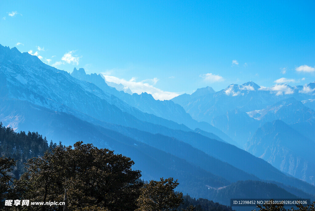 壮丽雪山与蓝天山林景观