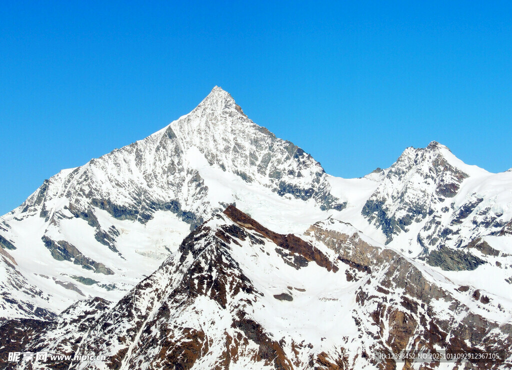 巍峨雪山