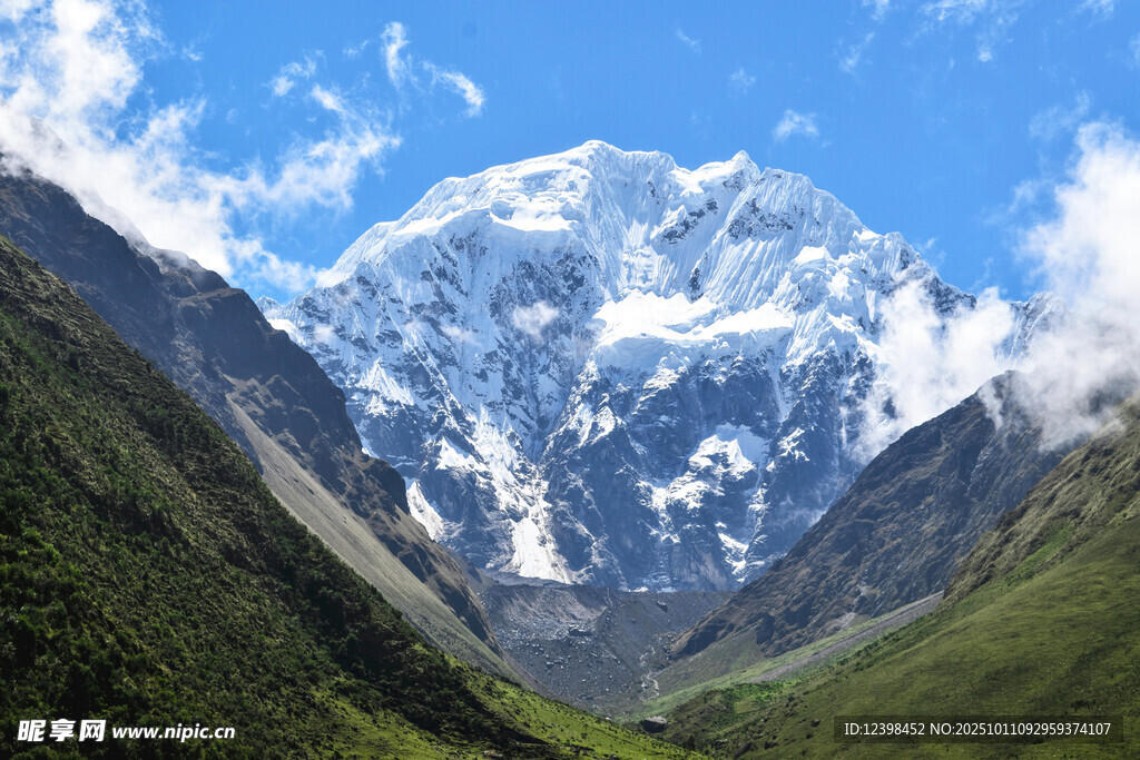 巍峨雪山壮丽山谷景观