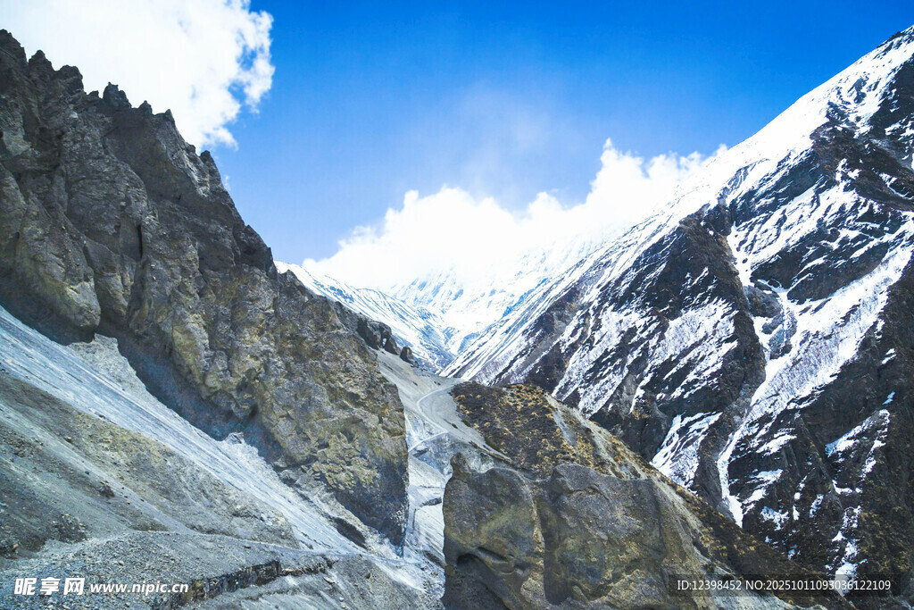 壮丽雪山峡谷景观