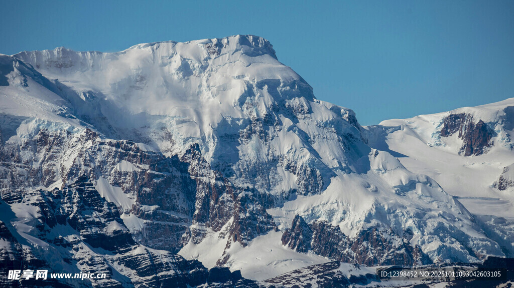 壮丽雪山景观