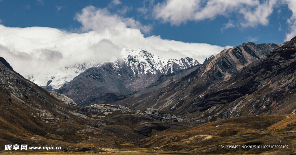 壮丽雪山山谷风景