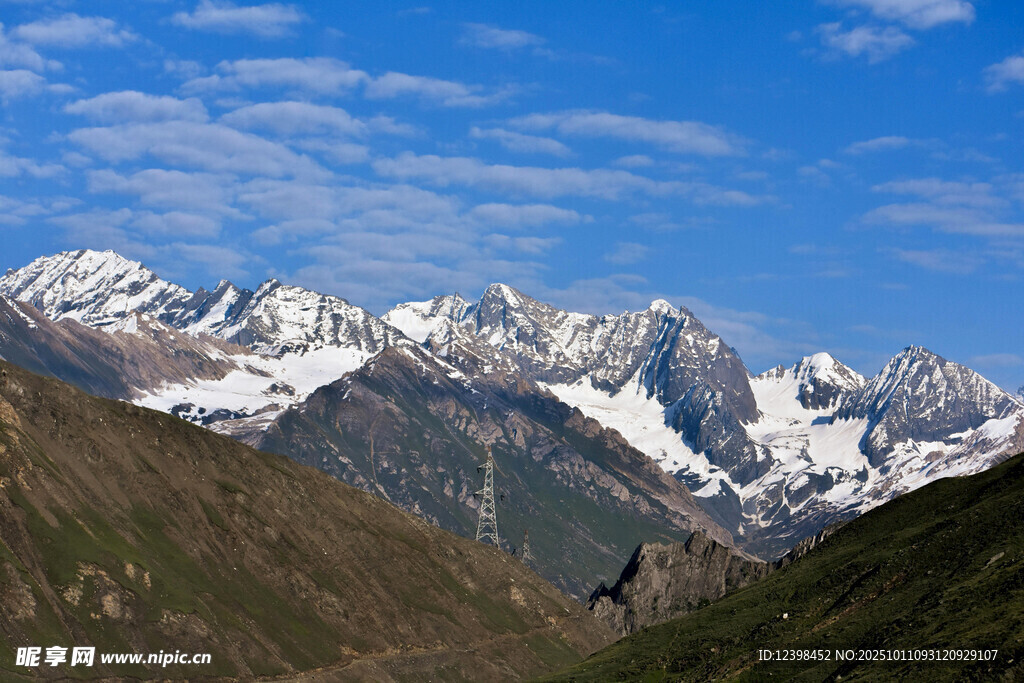 壮丽雪山与葱郁山坡景观
