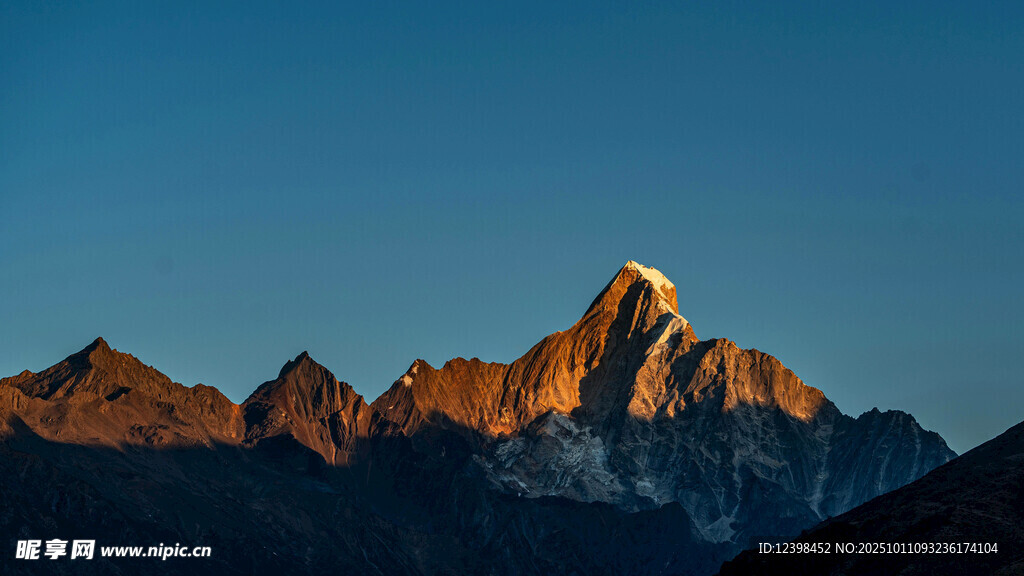 夕阳下的壮丽山峰