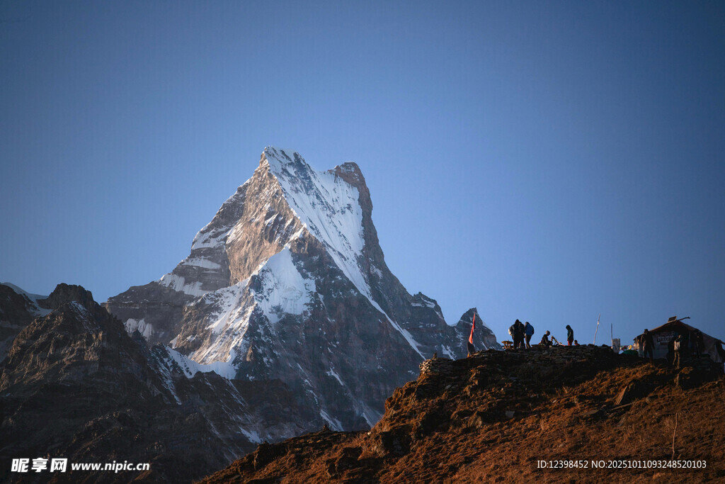 巍峨雪山壮丽景致