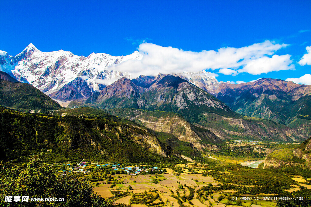 壮丽雪山下的山谷风光