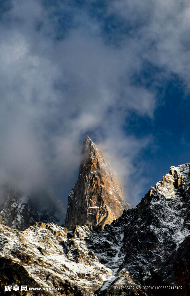 巍峨雪山尖峰云雾缭绕