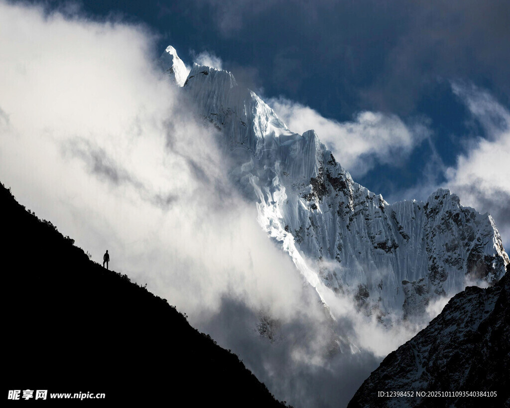 巍峨雪山云雾缭绕之景