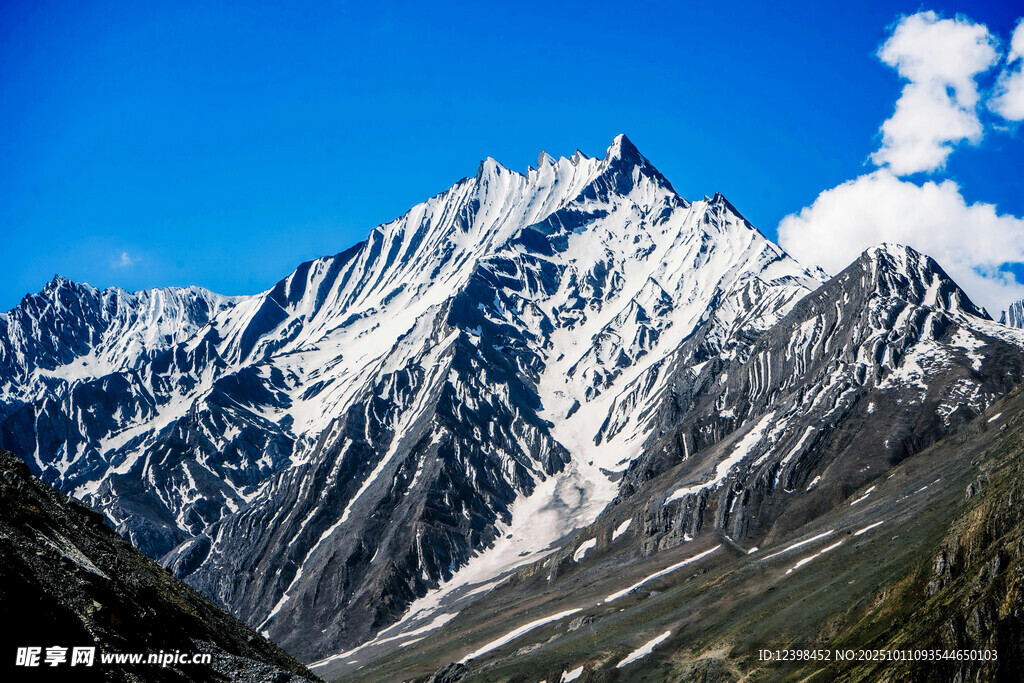 巍峨雪山壮丽景致