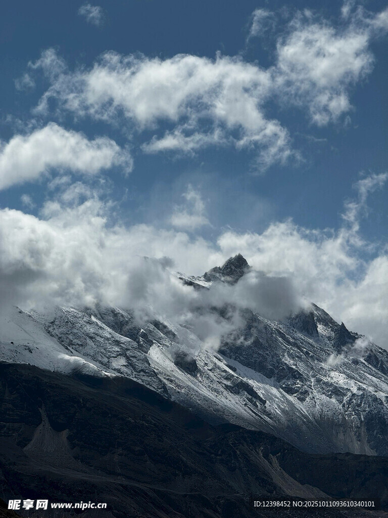 雪山云海间的飞行景象