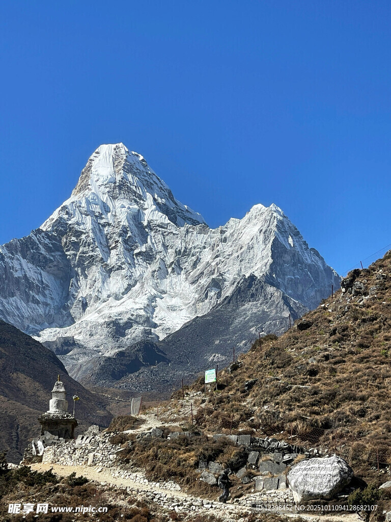壮丽雪山下的村落