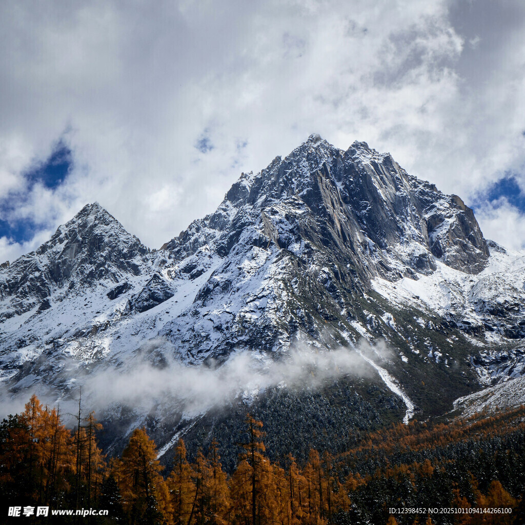 秋日雪山壮丽美景