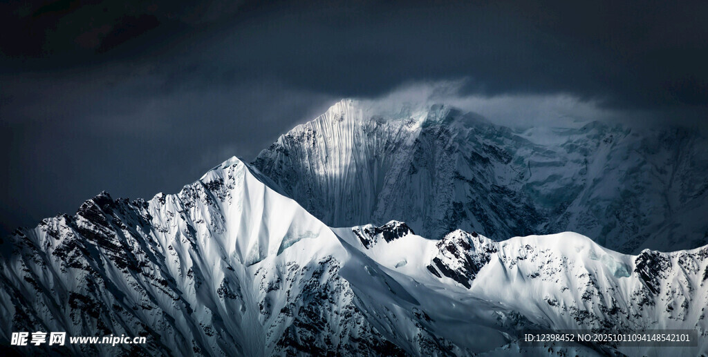 巍峨雪山壮丽景观