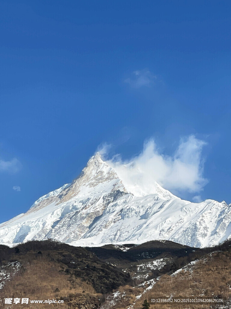 巍峨雪山映蓝天