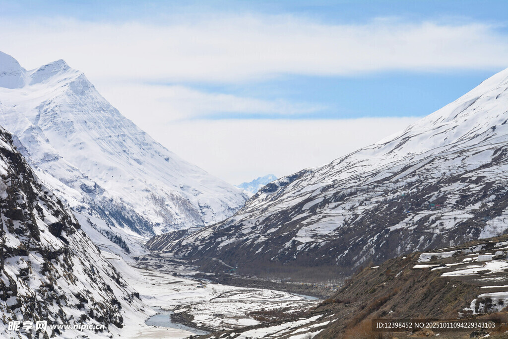 壮丽雪山山谷景观