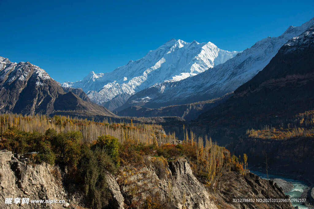 壮丽雪山山谷美景