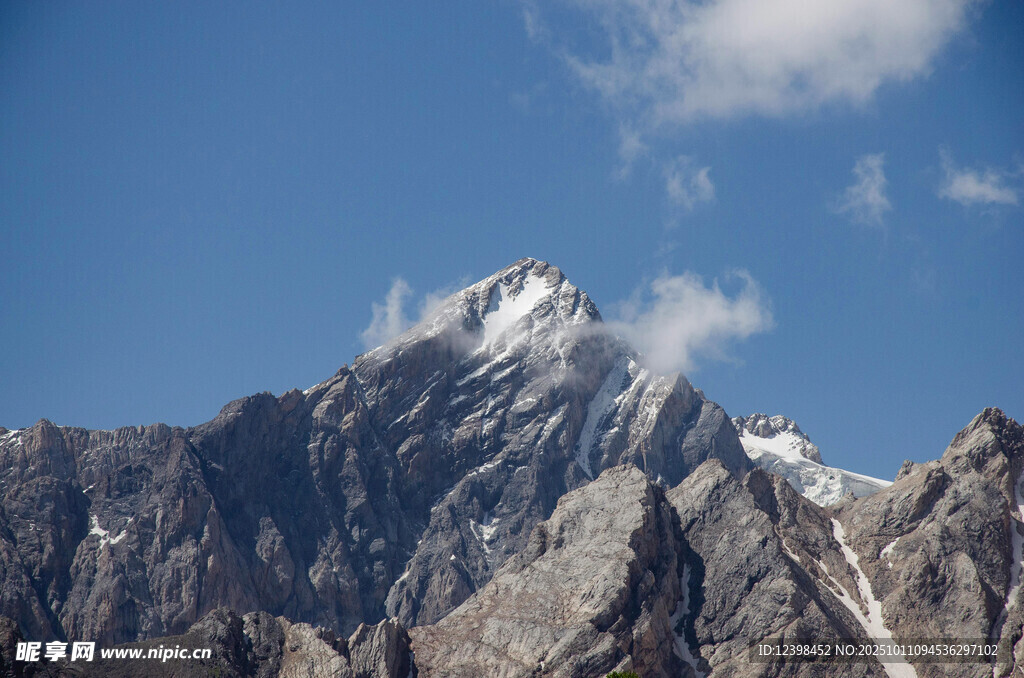 巍峨雪山蓝天美景