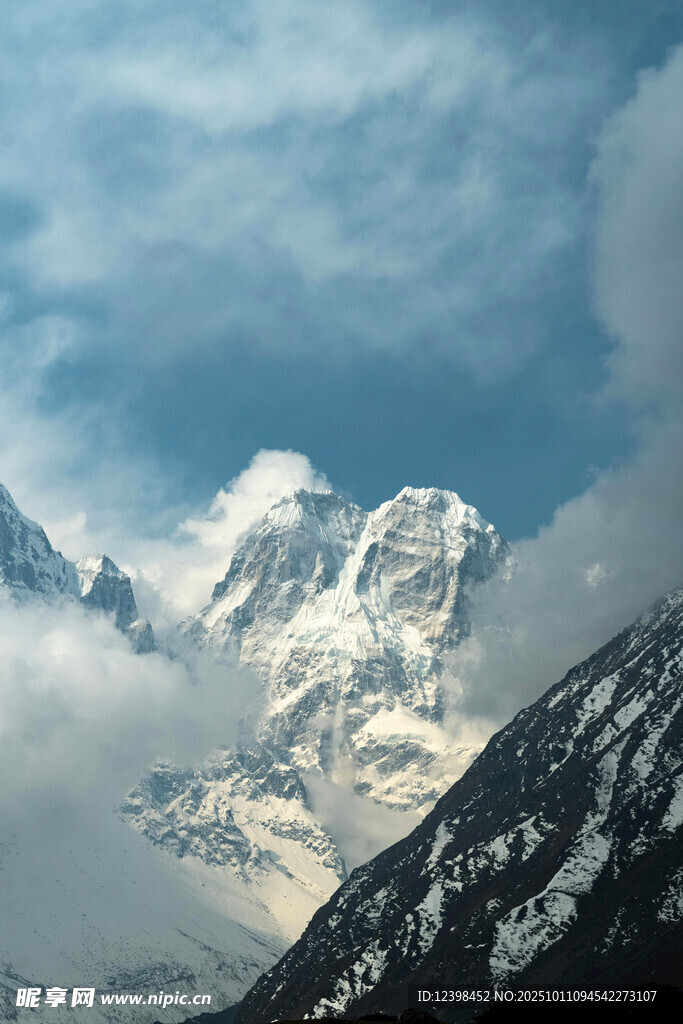 巍峨雪山云雾缭绕美景
