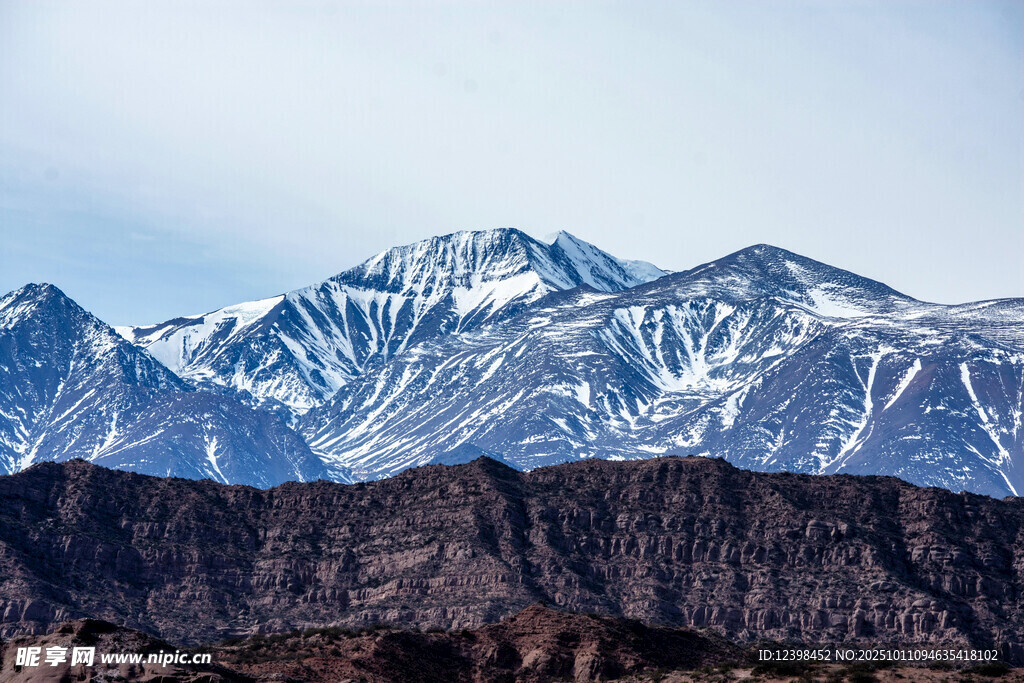 壮丽雪山与褐色山峦景观