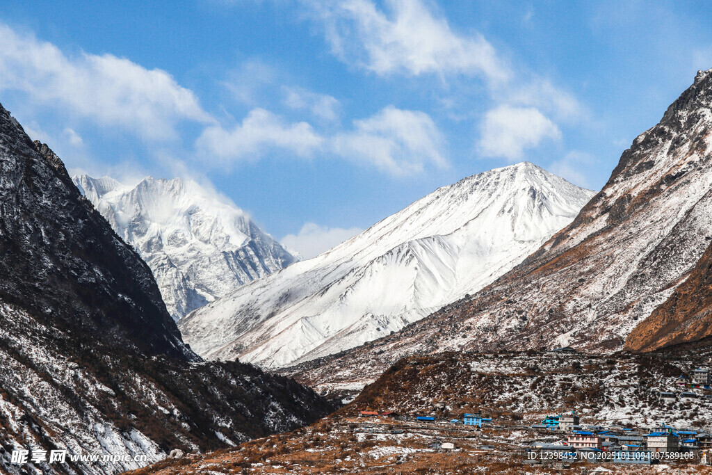 雪山下的山谷风景