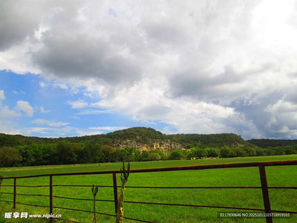 田园绿野间的围栏风景