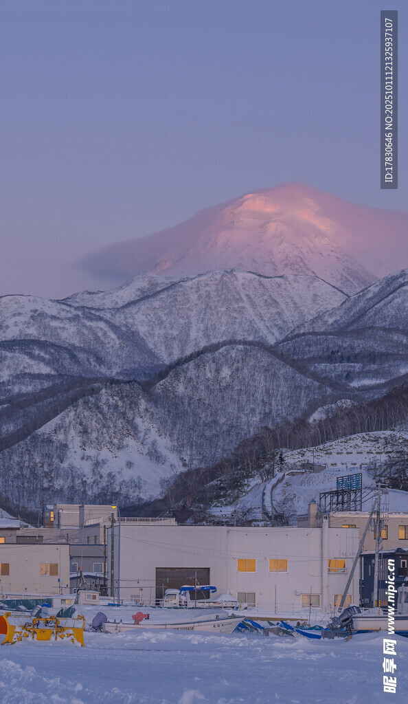 雪后山间小镇的美丽景致