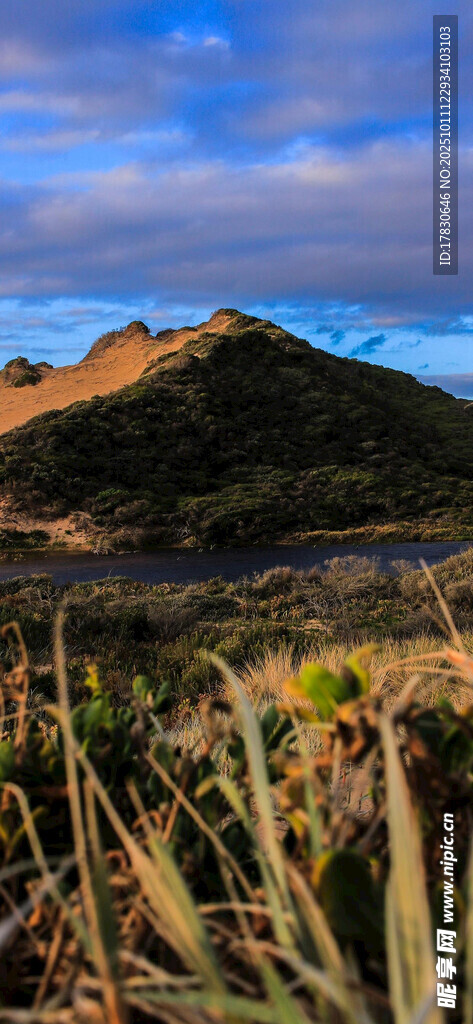 山间美景霞光映照山峦