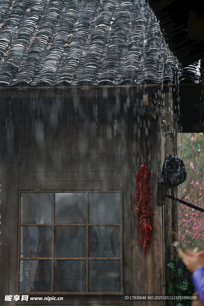 雨中老旧建筑的斑驳景象