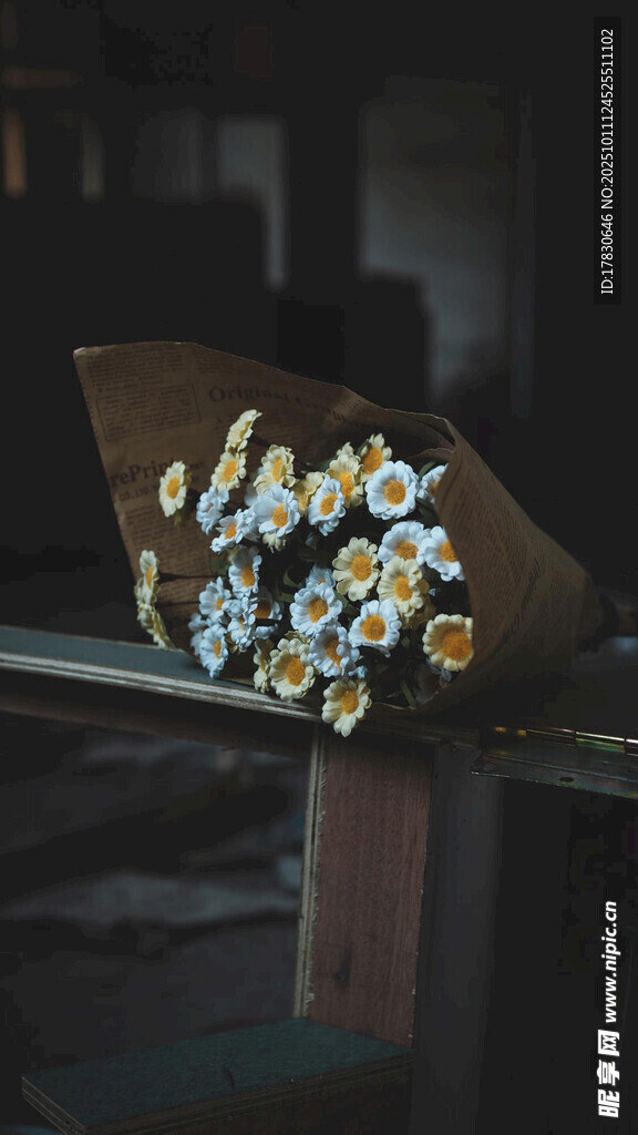 木桌上的清新雏菊束